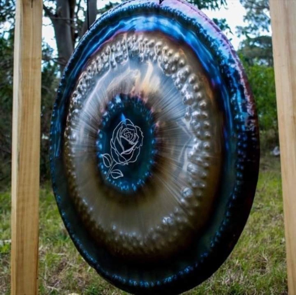 Gong tibetano con grabado de rosa