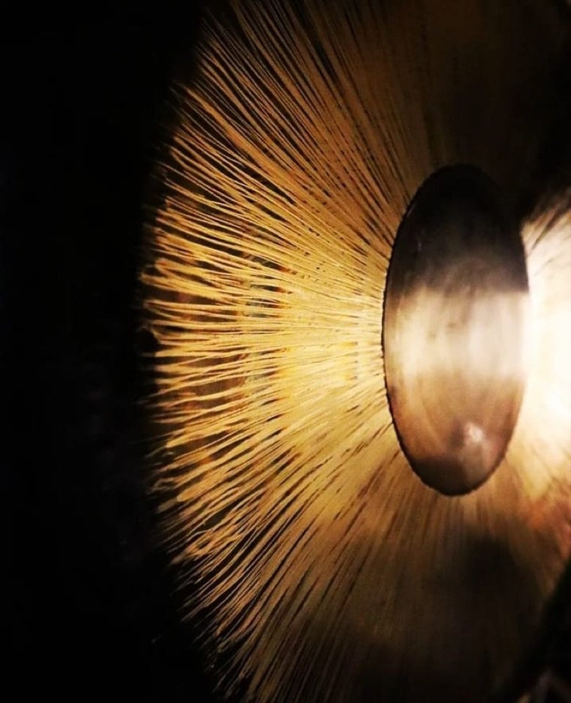 Detalle de gong vibrando con luz